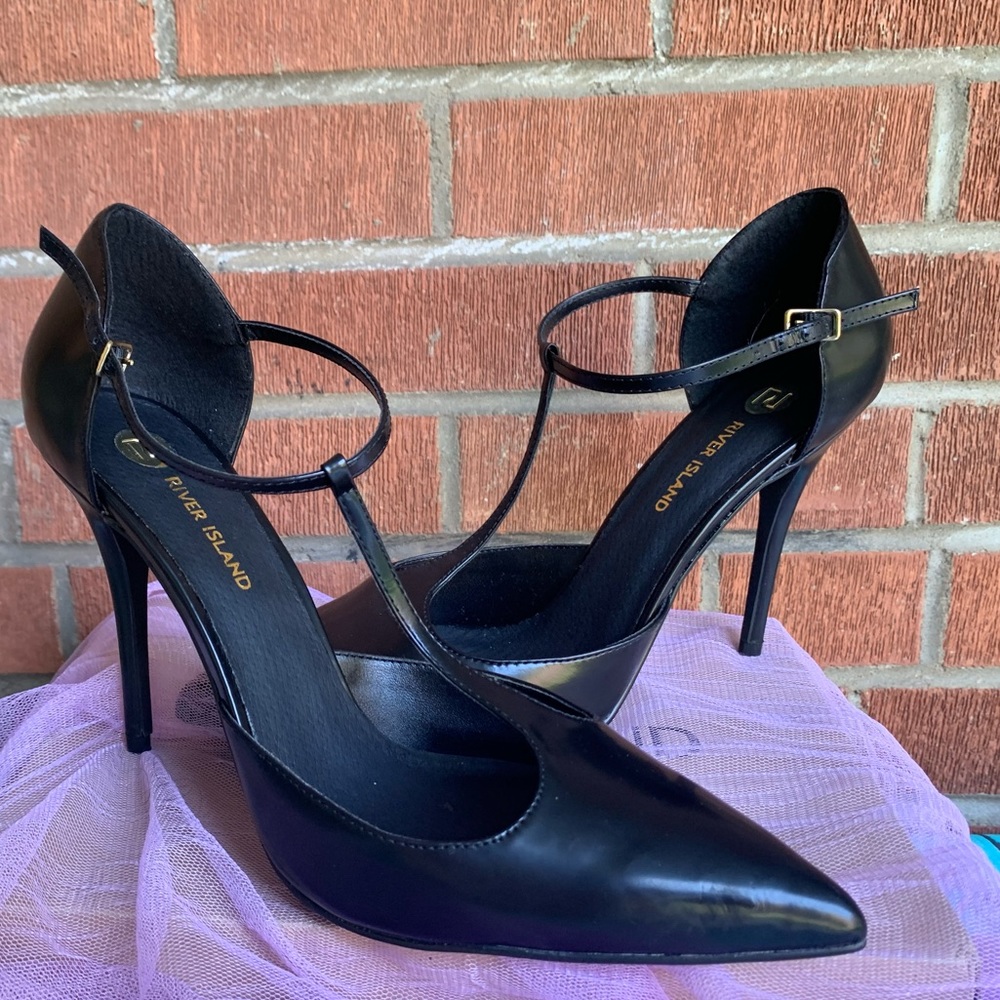 NIB🌹T Strap Pointed Heel Pumps